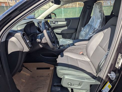 New 2025 Volvo XC40 B5 Core w/ Protection Package Premier image 8