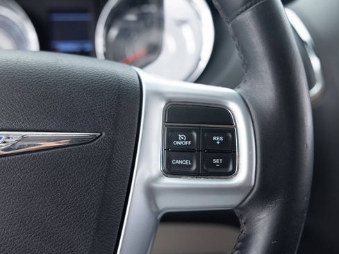 Used 2013 Chrysler Town & Country Touring FWD image 40