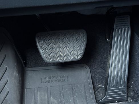 Used 2025 Toyota Sienna Limited image 42