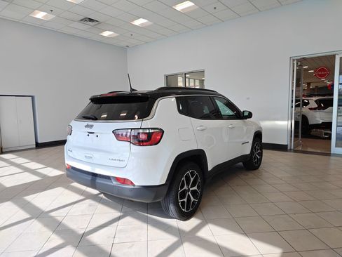 Used 2025 Jeep Compass Limited AWD/4WD image 3