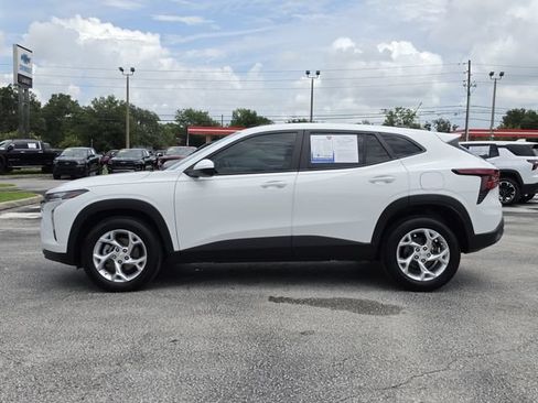Used 2025 Chevrolet Trax LS w/ LS Convenience Package FWD image 2