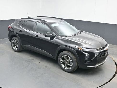 New 2026 Chevrolet Trax LT w/ LT Convenience Package FWD image 1