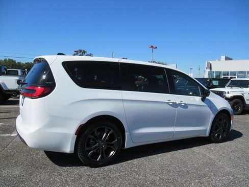 New 2026 Chrysler Pacifica Select image 6