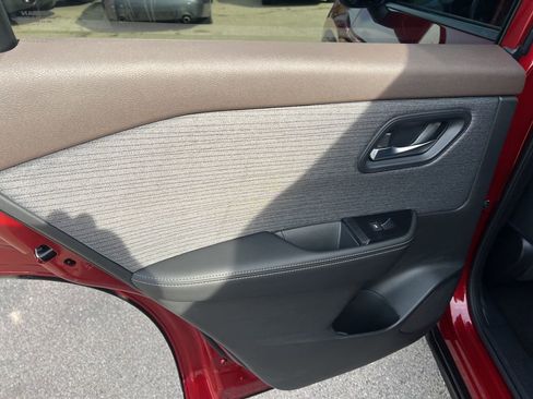 Used 2023 Nissan Rogue SV image 10