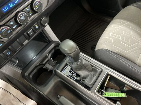 Used 2022 Toyota Tacoma TRD Sport AWD/4WD image 17