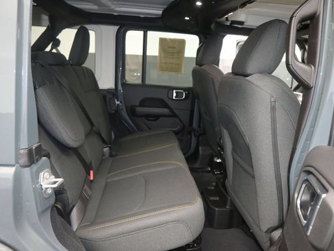 Used 2025 Jeep Wrangler Unlimited Sahara w/ Safety Group AWD/4WD image 33