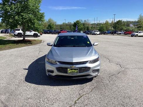 Used 2018 Chevrolet Malibu LT FWD image 2