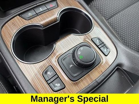 Used 2023 GMC Acadia SLE w/ Driver Convenience Package FWD image 25