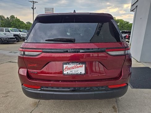 Used 2023 Jeep Grand Cherokee Altitude AWD/4WD image 8
