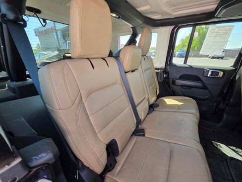 Used 2018 Jeep Wrangler Unlimited Sahara AWD/4WD image 9