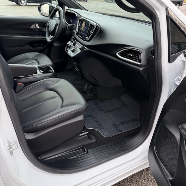 Used 2025 Chrysler Pacifica Select FWD image 48