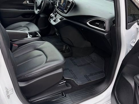 Used 2025 Chrysler Pacifica Select image 48