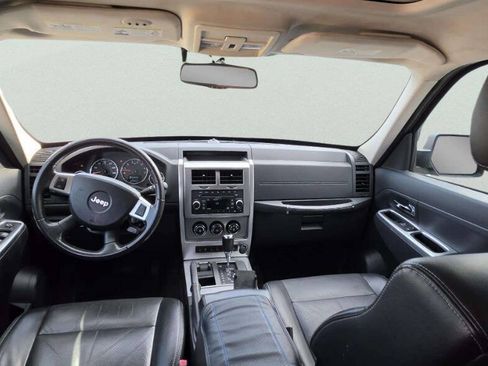 Used 2010 Jeep Liberty Limited AWD/4WD image 8