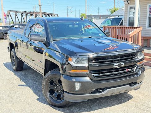 Used 2018 Chevrolet Silverado 1500 LT w/ Midnight Edition AWD/4WD image 2