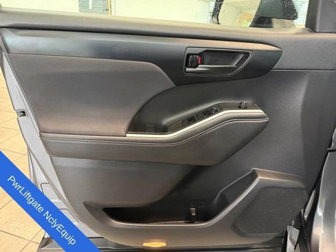 Used 2023 Toyota Highlander FWD image 19