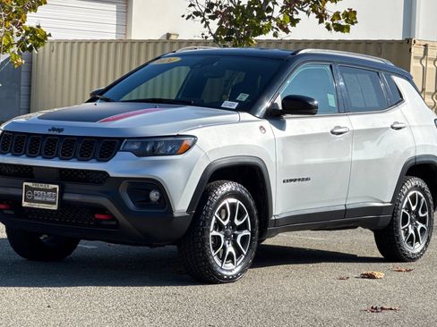 Used 2024 Jeep Compass Trailhawk image 8