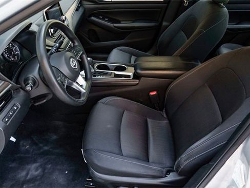Used 2023 Nissan Altima 2.5 SV image 9