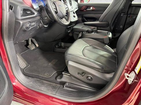 Used 2019 Chrysler Pacifica Touring-L FWD image 8