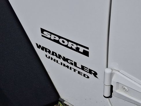 Used 2013 Jeep Wrangler Unlimited Sport w/ Connectivity Group AWD/4WD image 9