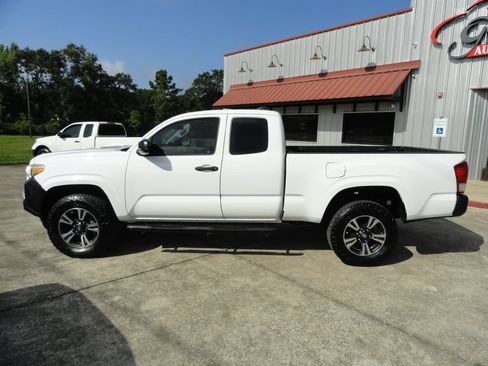 Used 2017 Toyota Tacoma SR5 RWD image 3