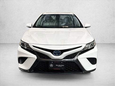 Used 2019 Toyota Camry SE w/ Sunroof Package FWD image 2