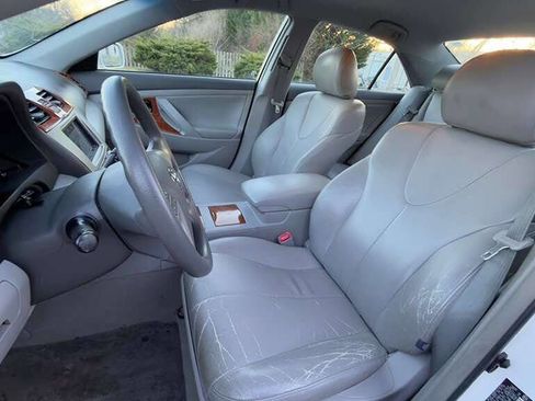 Used 2011 Toyota Camry LE image 12