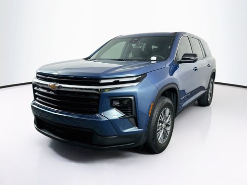 Used 2024 Chevrolet Traverse LS FWD image 3