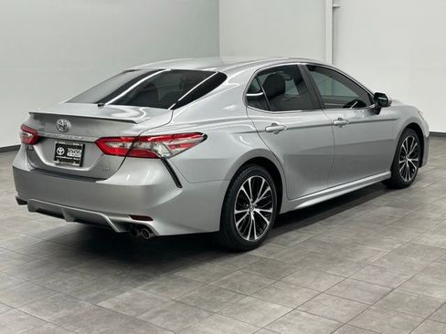 Used 2018 Toyota Camry SE w/ Moonroof Package FWD image 2