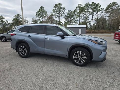 Used 2021 Toyota Highlander XLE image 2