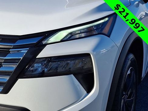 Used 2024 Nissan Rogue SV image 9