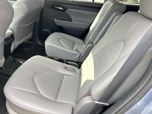 Used 2021 Toyota Highlander XLE image 22