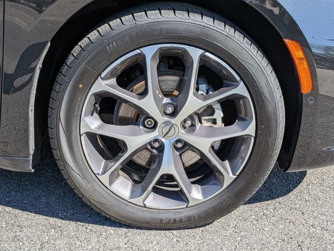 Used 2022 Chrysler Pacifica Touring-L w/ Uconnect Theater Family Group image 6