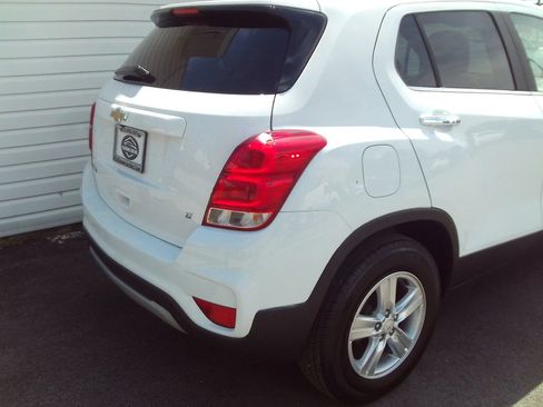 Used 2017 Chevrolet Trax LT w/ Sun & Sound Package FWD image 10