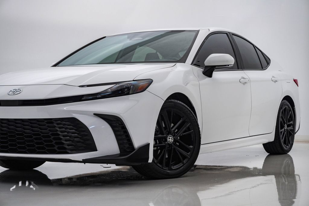 Used 2025 Toyota Camry SE FWD image 2