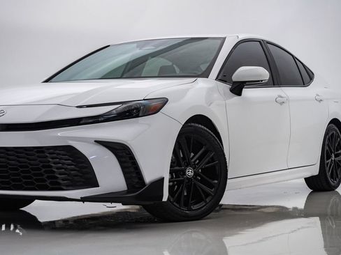 Used 2025 Toyota Camry SE FWD image 2