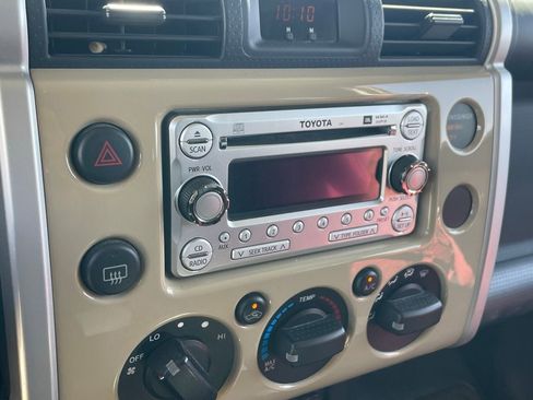 Used 2014 Toyota FJ Cruiser 4WD w/ Upgrade Package image 7