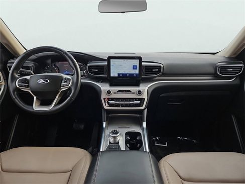 Used 2021 Ford Explorer XLT w/ Equipment Group 202A image 11