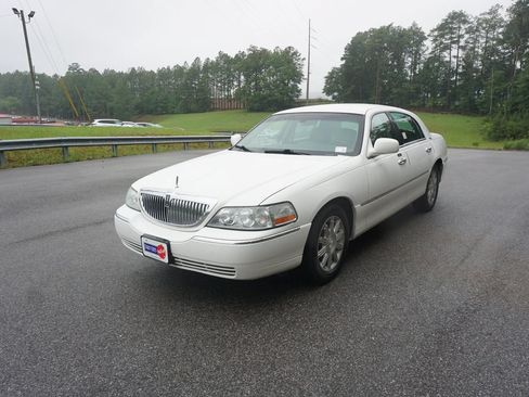 Used 2010 Lincoln Town Car Signature Limited RWD image 20