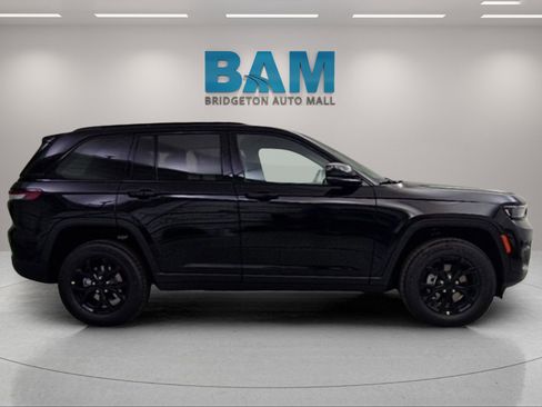 New 2025 Jeep Grand Cherokee Altitude image 8