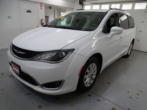Used 2019 Chrysler Pacifica Touring-L image 16