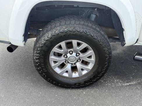 Used 2017 Toyota Tacoma SR5 RWD image 35