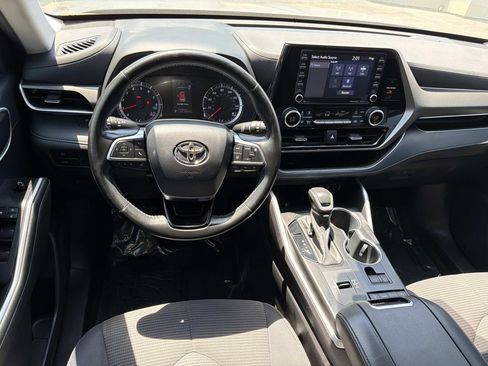 Used 2021 Toyota Highlander LE FWD image 9