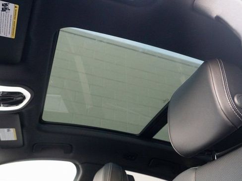 Certified 2025 Porsche Macan S image 30