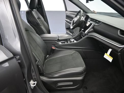 Used 2025 Jeep Grand Cherokee L Altitude AWD/4WD image 18