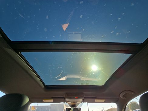 Certified 2021 Volkswagen Atlas Cross Sport SEL Premium image 17