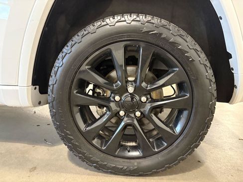 Used 2017 Jeep Grand Cherokee Altitude AWD/4WD image 9