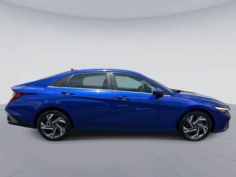Used 2024 Hyundai Elantra SEL w/ Convenience Package FWD image 2