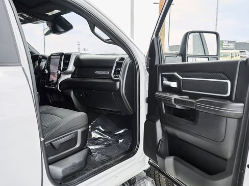 Used 2025 RAM 2500 Big Horn AWD/4WD image 10