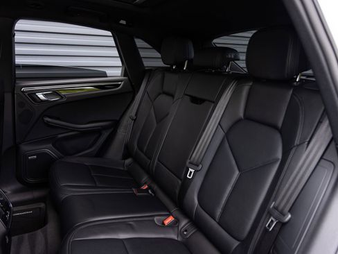 Certified 2025 Porsche Macan AWD/4WD image 26