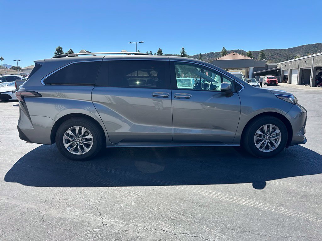 Used 2026 Toyota Sienna LE AWD/4WD image 4
